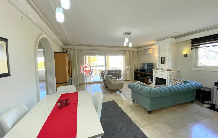 Freistehende Villa mit 3 Zimmer zum Verkauf in Kargicak mit Panoramablick