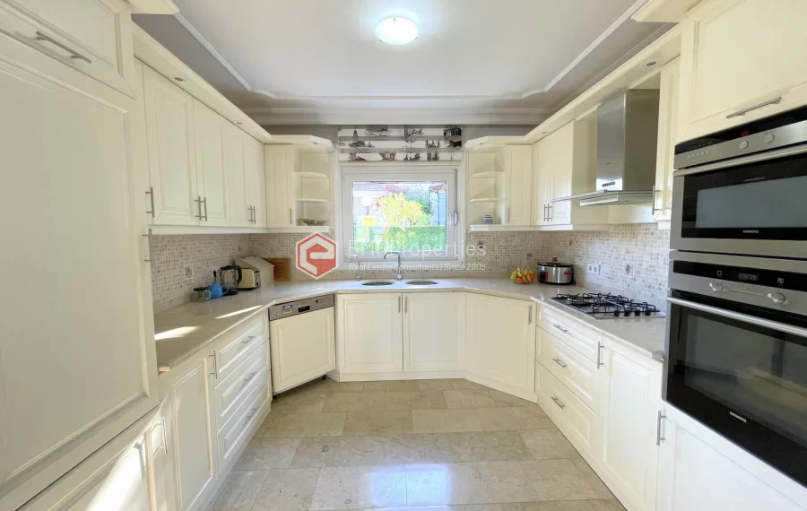 Freistehende Villa mit 3 Zimmer zum Verkauf in Kargicak mit Panoramablick