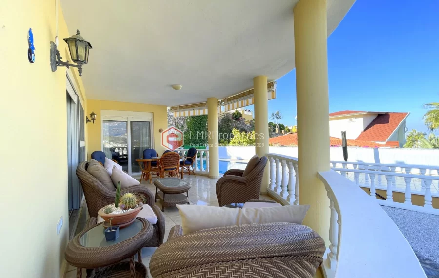 Freistehende Villa mit 3 Zimmer zum Verkauf in Kargicak mit Panoramablick