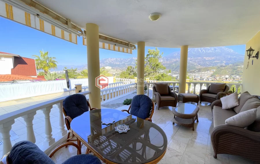 Freistehende Villa mit 3 Zimmer zum Verkauf in Kargicak mit Panoramablick