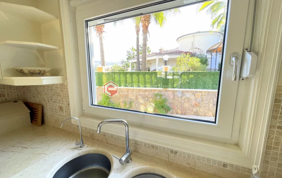 Freistehende Villa mit 3 Zimmer zum Verkauf in Kargicak mit Panoramablick