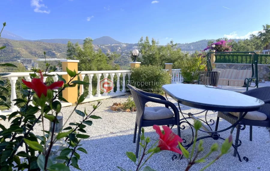 Freistehende Villa mit 3 Zimmer zum Verkauf in Kargicak mit Panoramablick