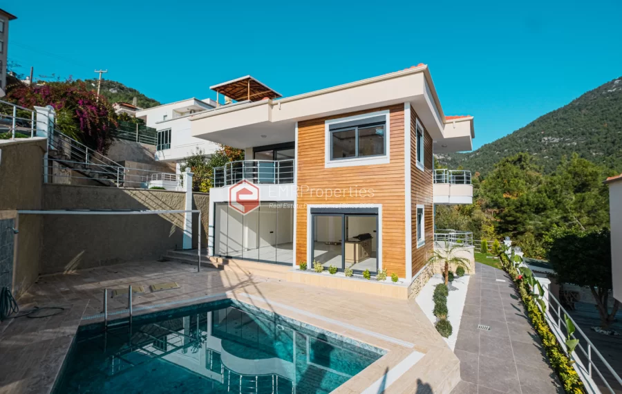 Продаётся вилла с шикарным видом на море и горы в районе Тепе.