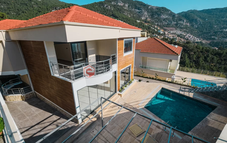 Продаётся вилла с шикарным видом на море и горы в районе Тепе.