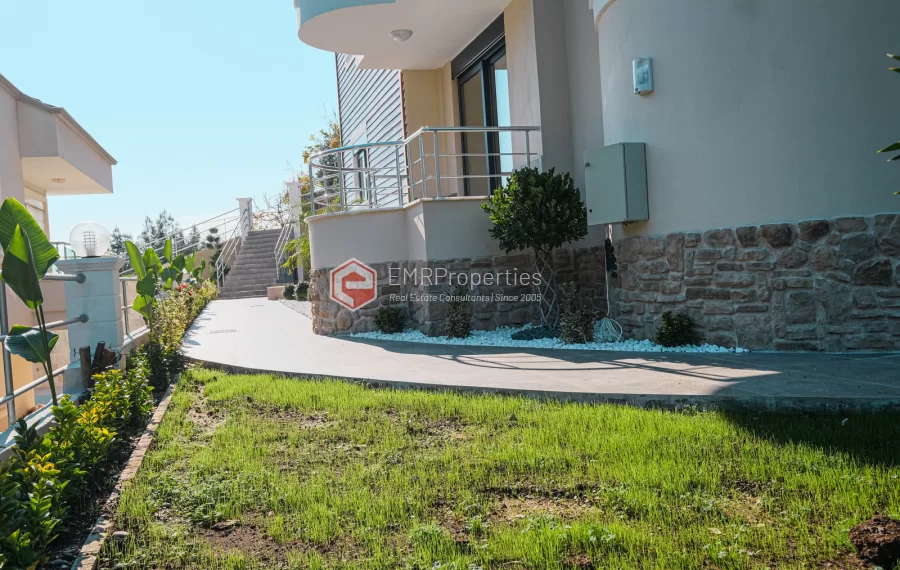 Продаётся вилла с шикарным видом на море и горы в районе Тепе.