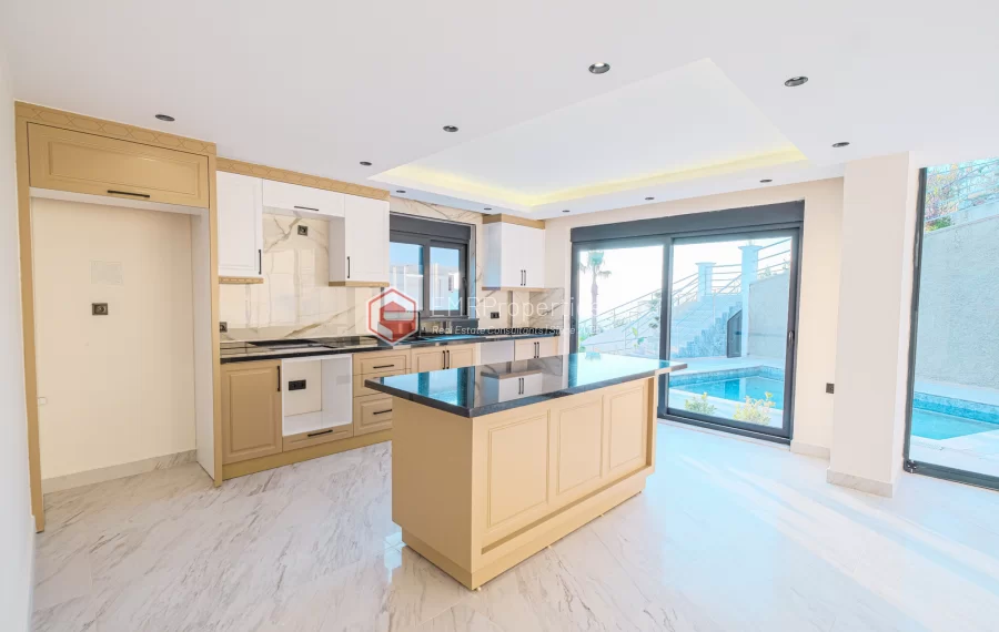 Продаётся вилла с шикарным видом на море и горы в районе Тепе.