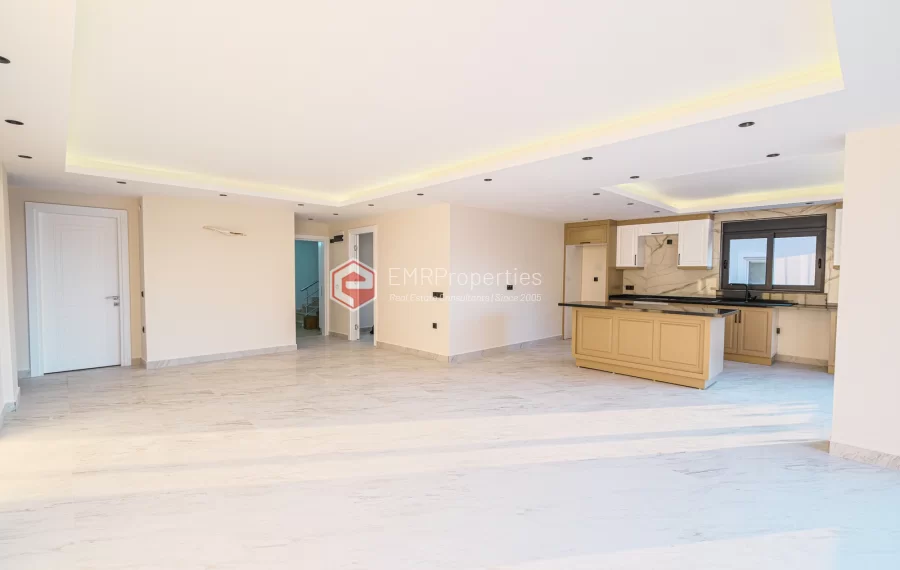 Продаётся вилла с шикарным видом на море и горы в районе Тепе.