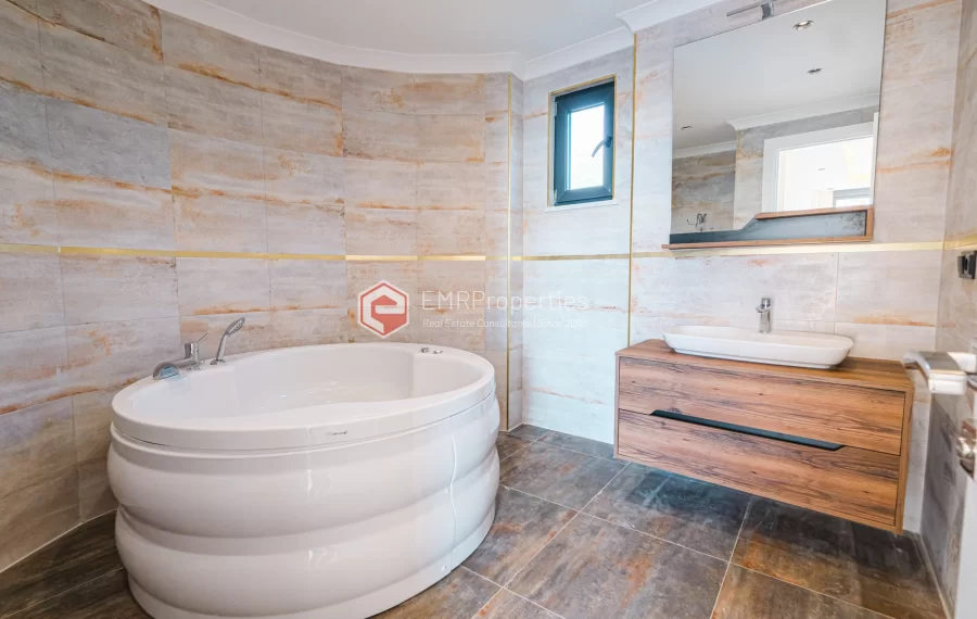 Продаётся вилла с шикарным видом на море и горы в районе Тепе.