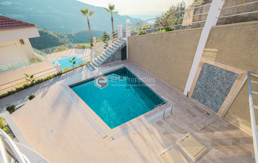 Продаётся вилла с шикарным видом на море и горы в районе Тепе.