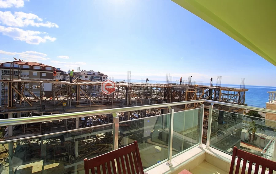 Двухуровневый пентхаус на берегу моря с мебелью на продажу в Кестеле