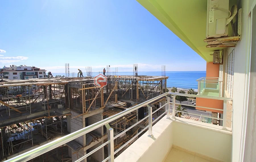 Двухуровневый пентхаус на берегу моря с мебелью на продажу в Кестеле