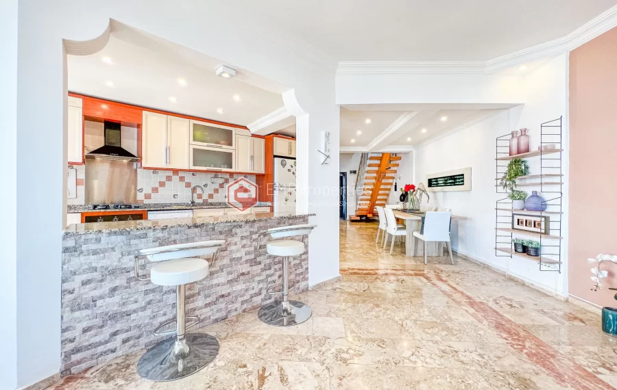 Prodaje se dvoetazni penthouse na moru s pogledom na more i dvorac u Mahmutlaru