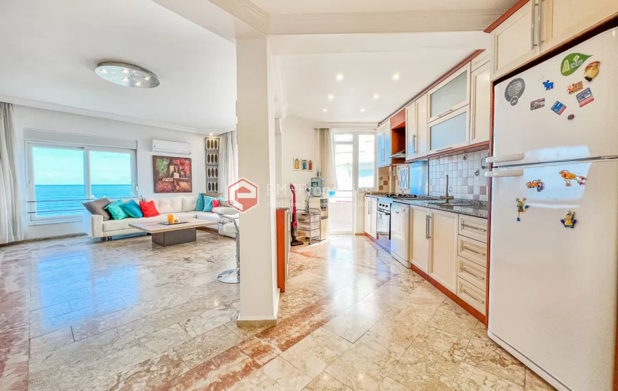 Prodaje se dvoetazni penthouse na moru s pogledom na more i dvorac u Mahmutlaru
