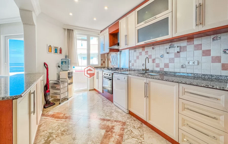 Prodaje se dvoetazni penthouse na moru s pogledom na more i dvorac u Mahmutlaru