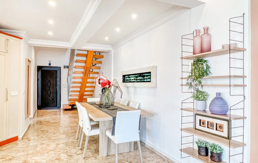 Prodaje se dvoetazni penthouse na moru s pogledom na more i dvorac u Mahmutlaru