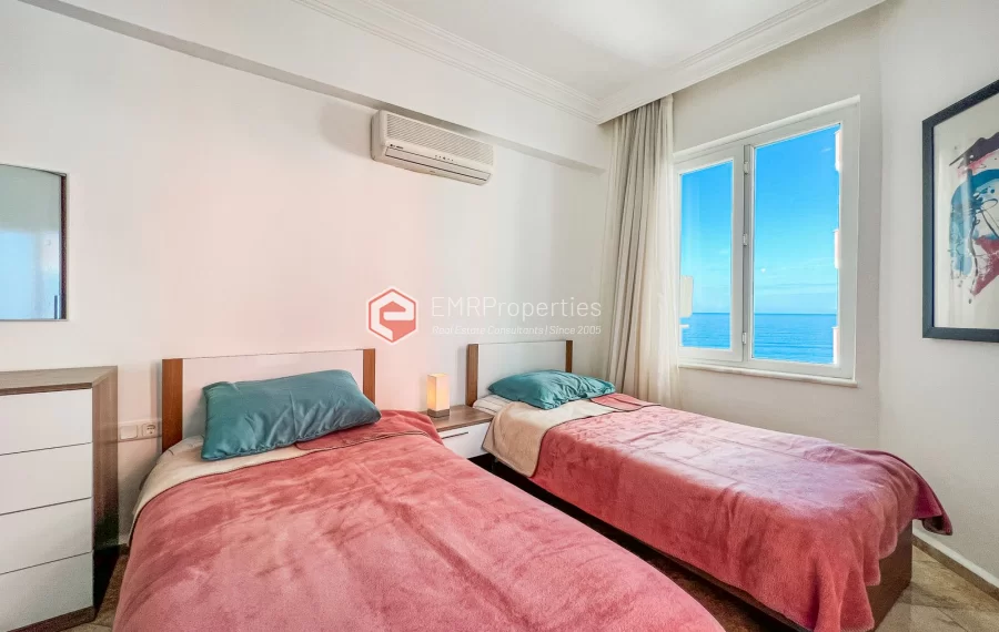 Prodaje se dvoetazni penthouse na moru s pogledom na more i dvorac u Mahmutlaru