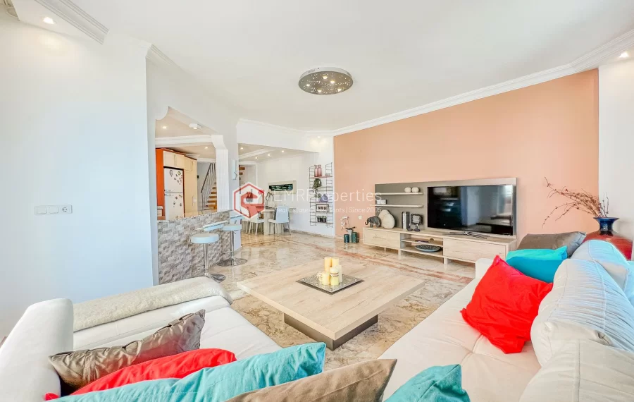 Prodaje se dvoetazni penthouse na moru s pogledom na more i dvorac u Mahmutlaru