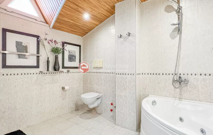 Prodaje se dvoetazni penthouse na moru s pogledom na more i dvorac u Mahmutlaru
