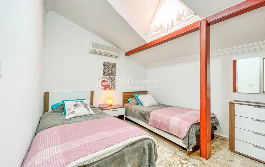 Prodaje se dvoetazni penthouse na moru s pogledom na more i dvorac u Mahmutlaru