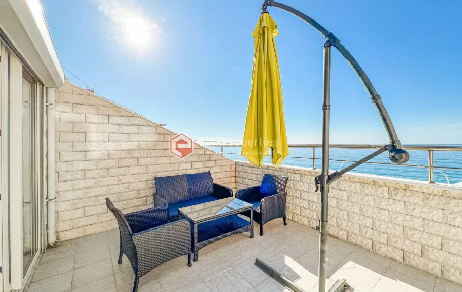 Prodaje se dvoetazni penthouse na moru s pogledom na more i dvorac u Mahmutlaru