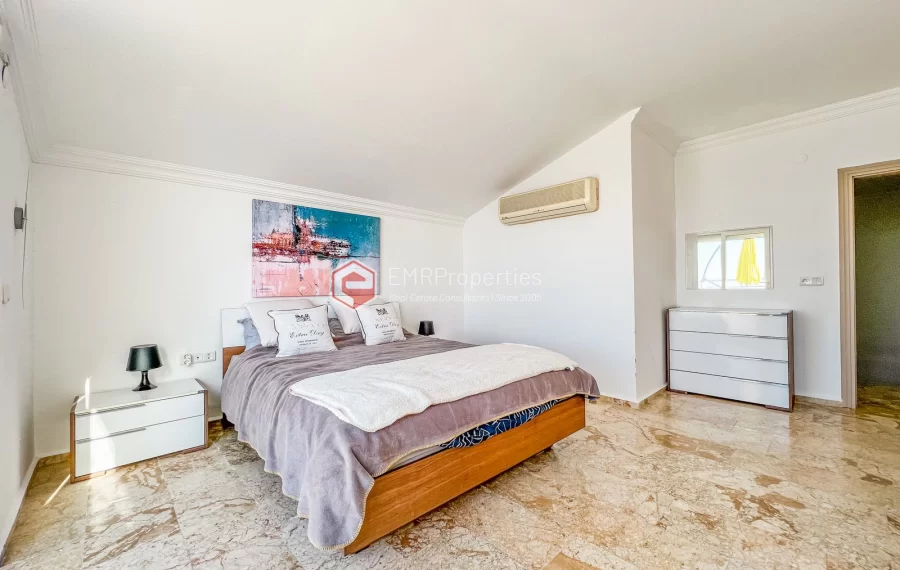 Prodaje se dvoetazni penthouse na moru s pogledom na more i dvorac u Mahmutlaru