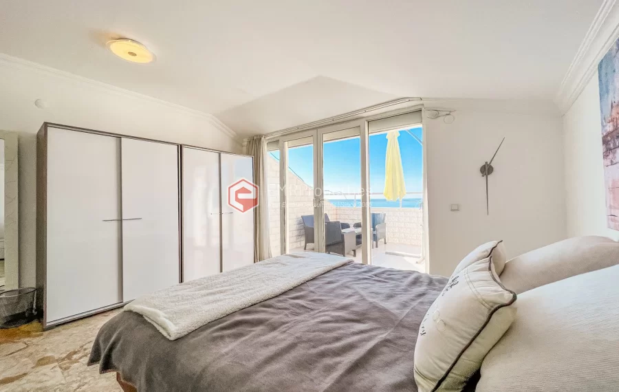 Prodaje se dvoetazni penthouse na moru s pogledom na more i dvorac u Mahmutlaru