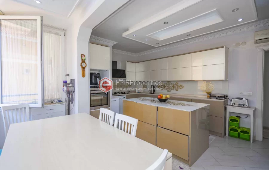 Prodaje se prostrani penthouse duplex s 5 spavacih soba u Alanya centru