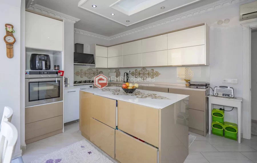 Prodaje se prostrani penthouse duplex s 5 spavacih soba u Alanya centru