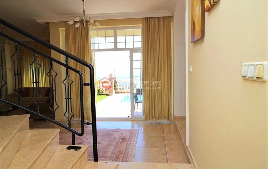 Продается отдельно стоящая вилла с 3 спальнями и видом на море в Каргыджаке