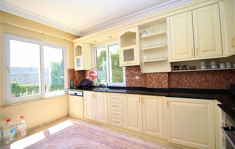 Продается отдельно стоящая вилла с 3 спальнями и видом на море в Каргыджаке